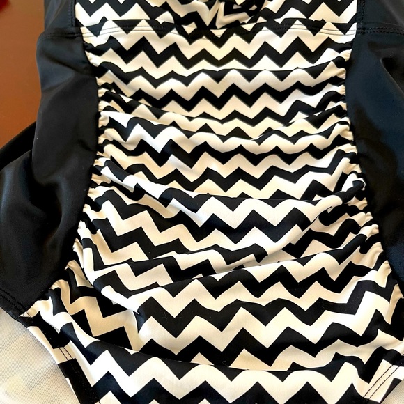 TORRID Woman’s Plus Size One Piece Bathing Suit size 1X - Picture 3 of 8